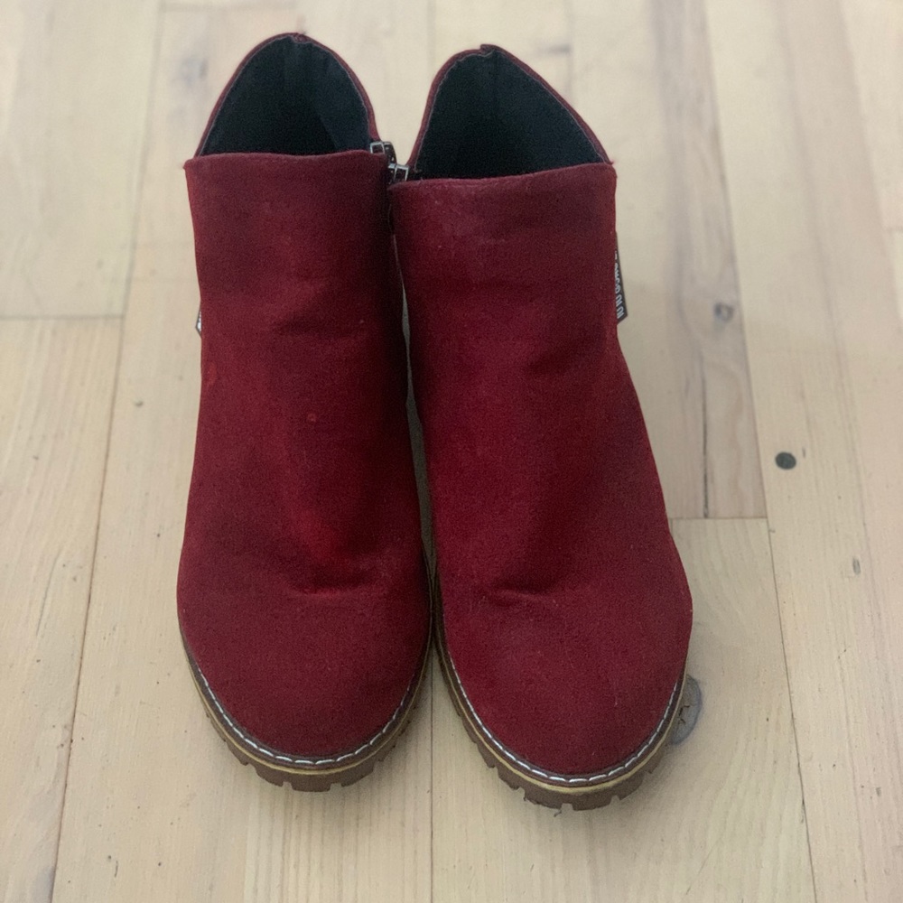 IU IU GONG ZHG BOOTIE